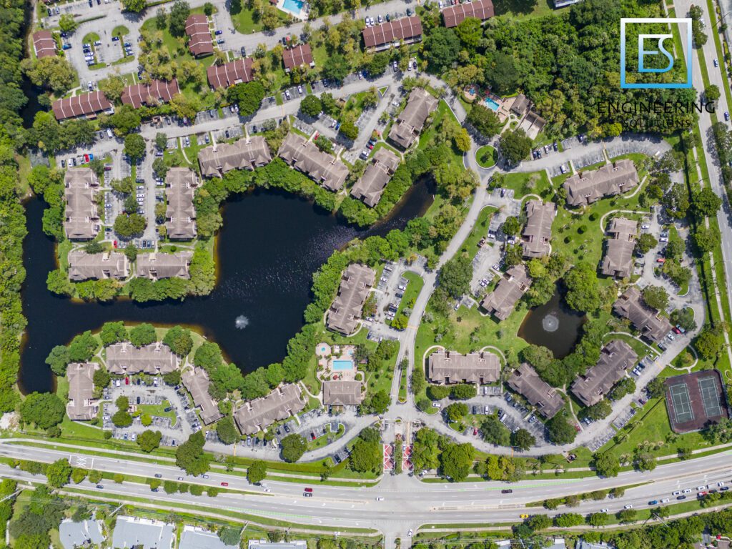 A bird 's eye view of a neighborhood with lots of trees.